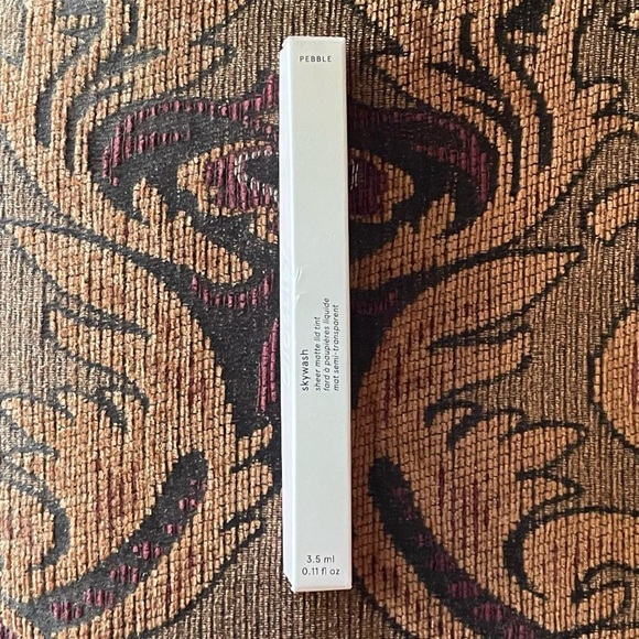 Glossier Skywash in Pebble - Picture 2 of 3